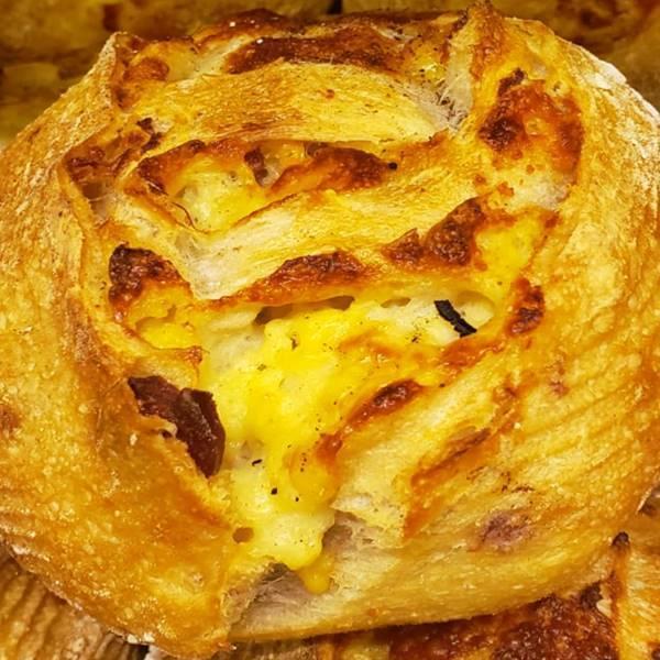 Pão de queijo da canastra com linguiça - Artigrano, Padaria Artesanal, Pães de Fermentação Lenta e Natural
